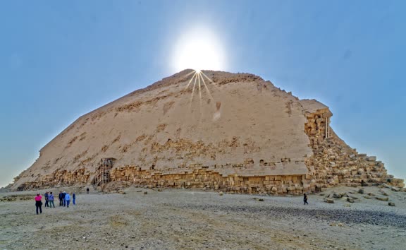 104,7 Meter war die Knickpyramide ursprünglich hoch. 01